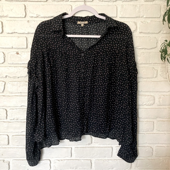 gimmicks by BKE Tops - NWOT‎ Gimmicks By BKE Button Down Ruffle Shoulder Top Large